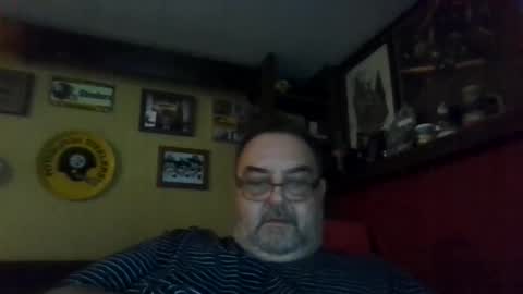 Snapshot of bigbear1971 chatting on December 6, 5:38 pm bigbear1971 online show from December 6, 5:38 pm