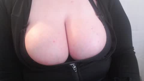 Snapshot of bigbittiesandfun chatting on February 5, 8:57 pm bigbittiesandfun online show from February 5, 8:57 pm