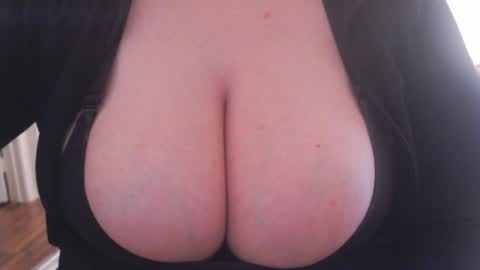 Snapshot of bigbittiesandfun chatting on January 21, 8:43 pm bigbittiesandfun online show from January 21, 8:43 pm
