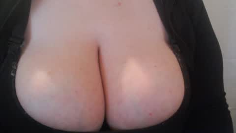 Snapshot of bigbittiesandfun chatting on March 5, 1:21 am bigbittiesandfun online show from March 5, 1:21 am