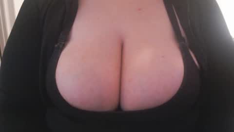 Snapshot of bigbittiesandfun chatting on January 20, 8:09 am bigbittiesandfun online show from January 20, 8:09 am