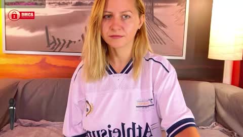 Snapshot of bigboobsarri chatting on September 22, 9:13 am BigBoobsArri online show from September 22, 9:13 am