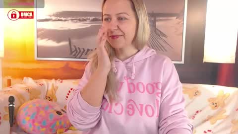 Snapshot of bigboobsarri chatting on December 2, 7:19 am BigBoobsArri online show from December 2, 7:19 am
