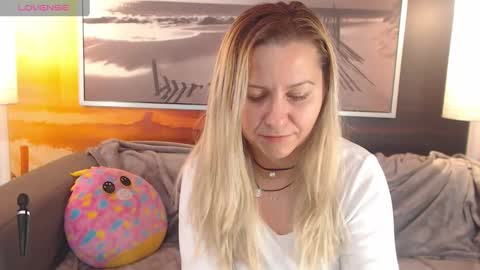 Snapshot of bigboobsarri chatting on January 17, 3:45 am BigBoobsArri online show from January 17, 3:45 am