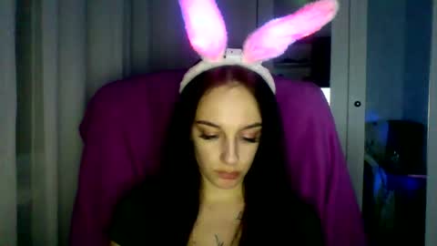 Snapshot of blacky_berry chatting on January 12, 6:37 pm Ivy online show from January 12, 6:37 pm