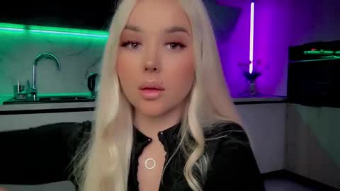 Snapshot of blond_diamond chatting on March 4, 9:18 am Lana online show from March 4, 9:18 am
