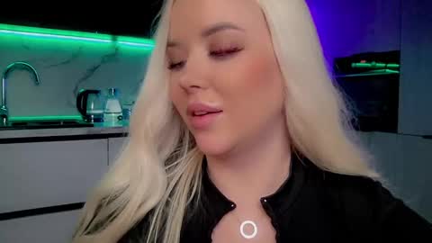 Snapshot of blond_diamond chatting on February 24, 6:05 am Lana online show from February 24, 6:05 am