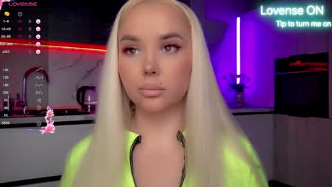 Snapshot of blond_diamond chatting on January 22, 8:07 am Lana online show from January 22, 8:07 am
