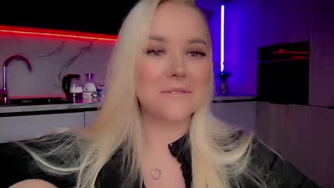 Snapshot of blond_diamond chatting on February 20, 6:24 pm Lana online show from February 20, 6:24 pm