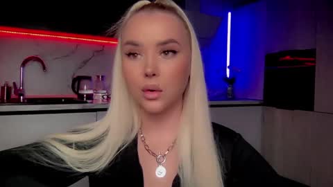Snapshot of blond_diamond chatting on December 24, 4:33 am Lana online show from December 24, 4:33 am