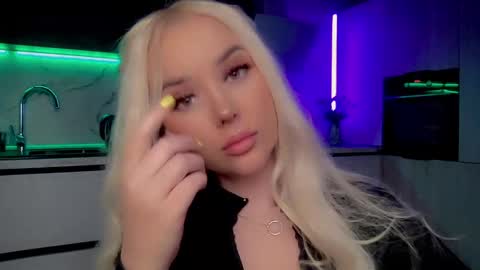 Snapshot of blond_diamond chatting on February 24, 3:02 am Lana online show from February 24, 3:02 am