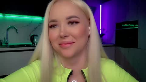 Snapshot of blond_diamond chatting on March 6, 6:08 am Lana online show from March 6, 6:08 am