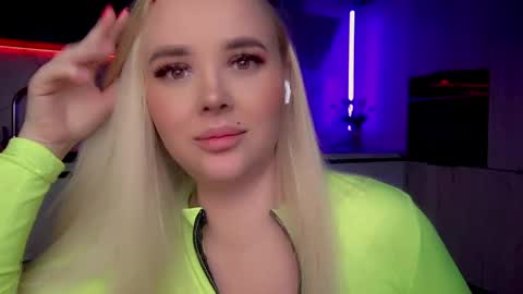 Snapshot of blond_diamond chatting on February 4, 7:29 am Lana online show from February 4, 7:29 am