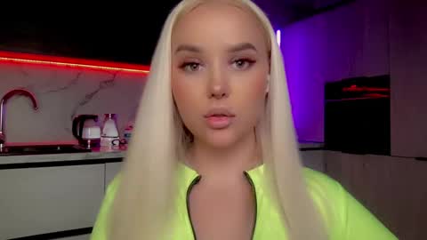 Snapshot of blond_diamond chatting on January 19, 6:53 am Lana online show from January 19, 6:53 am