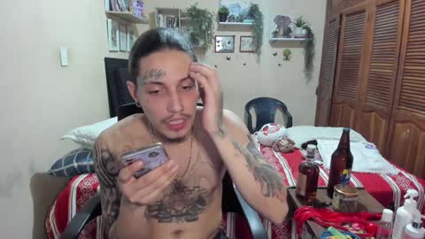 Snapshot of blondandtattooface chatting on January 17, 10:22 am blondandtattooface online show from January 17, 10:22 am