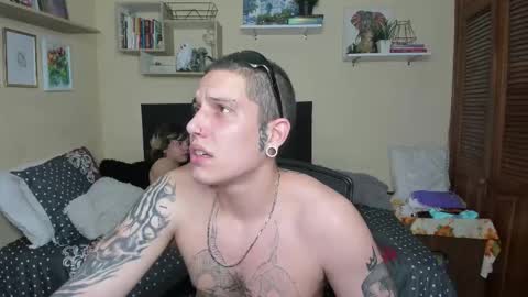 Snapshot of blondandtattooface chatting on February 27, 10:33 am blondandtattooface online show from February 27, 10:33 am