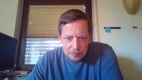 Snapshot of blonde32m chatting on February 23, 7:44 am blonde32m online show from February 23, 7:44 am