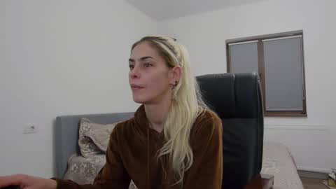 Snapshot of blonde4pasion chatting on December 6, 8:01 pm blonde4pasion online show from December 6, 8:01 pm