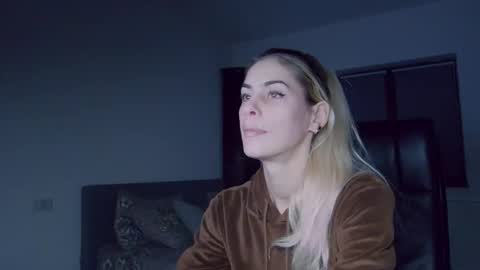 Snapshot of blonde4pasion chatting on December 6, 11:08 pm blonde4pasion online show from December 6, 11:08 pm