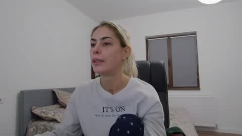 Snapshot of blonde4pasion chatting on December 5, 4:59 am blonde4pasion online show from December 5, 4:59 am