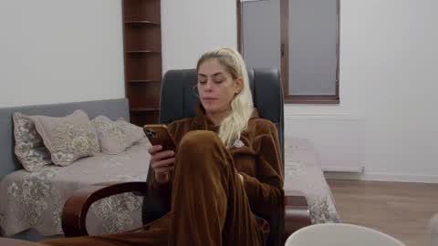 Snapshot of blonde4pasion chatting on December 10, 6:54 am blonde4pasion online show from December 10, 6:54 am