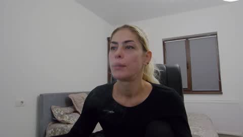 Snapshot of blonde4pasion chatting on December 4, 5:32 am blonde4pasion online show from December 4, 5:32 am