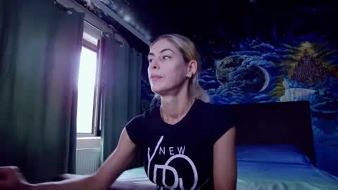 Snapshot of blonde4pasion chatting on September 12, 5:31 am blonde4pasion online show from September 12, 5:31 am