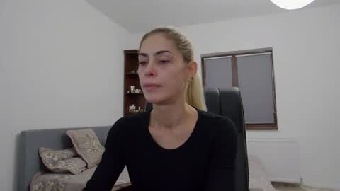 Snapshot of blonde4pasion chatting on December 3, 5:37 am blonde4pasion online show from December 3, 5:37 am