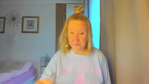 Snapshot of blonde_angel20 chatting on March 12, 5:13 am Nicole online show from March 12, 5:13 am