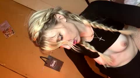 Snapshot of blondebellaaa3 chatting on February 25, 7:27 pm Gia online show from February 25, 7:27 pm