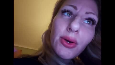Snapshot of blondebellaaa3 chatting on December 4, 1:14 pm Gia online show from December 4, 1:14 pm