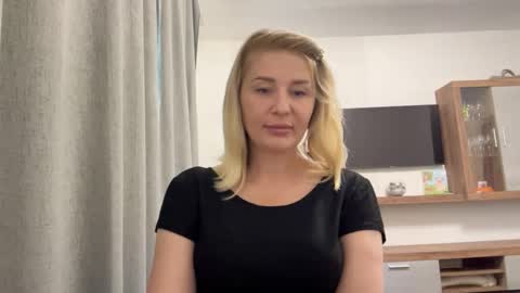 Snapshot of blondie_xoxoxo chatting on September 18, 9:24 am blondie_xoxoxo online show from September 18, 9:24 am
