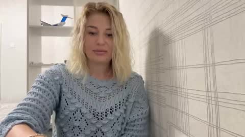 Snapshot of blondie_xoxoxo chatting on September 17, 9:24 am blondie_xoxoxo online show from September 17, 9:24 am