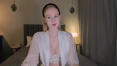 Snapshot of blondiemermaid chatting on December 6, 4:01 pm Mia online show from December 6, 4:01 pm