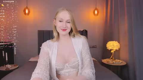 Snapshot of blondiemermaid chatting on March 6, 8:27 pm Mia online show from March 6, 8:27 pm