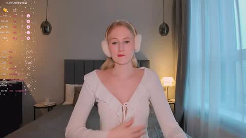 Snapshot of blondiemermaid chatting on December 3, 10:23 am Mia online show from December 3, 10:23 am