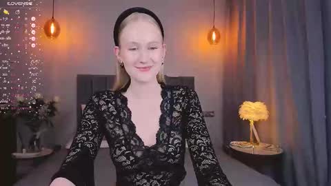 Snapshot of blondiemermaid chatting on March 11, 7:36 pm Mia online show from March 11, 7:36 pm