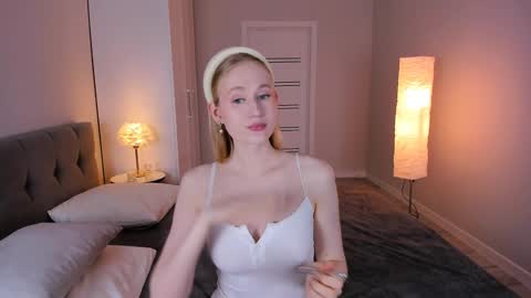 Snapshot of blondiemermaid chatting on January 5, 9:26 am Mia online show from January 5, 9:26 am