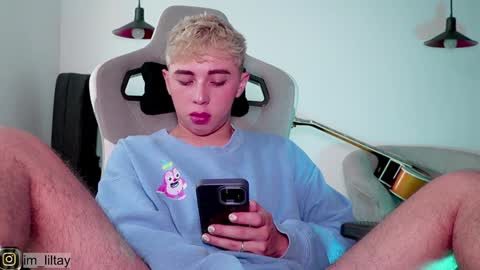 Snapshot of blue_boy_1 chatting on December 1, 4:32 pm TAY online show from December 1, 4:32 pm