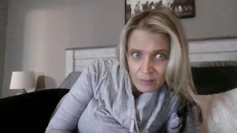 Snapshot of blueeyedddvixen chatting on December 31, 10:01 pm BlueEyedDDVixen online show from December 31, 10:01 pm