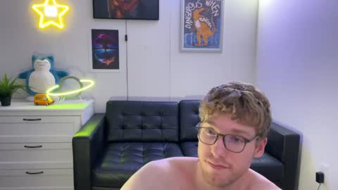 Snapshot of blueeyedtallguy chatting on December 2, 6:24 am blueeyedtallguy online show from December 2, 6:24 am