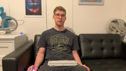 Snapshot of blueeyedtallguy chatting on December 22, 1:12 am blueeyedtallguy online show from December 22, 1:12 am