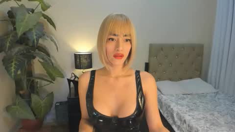bombshelllaurax online show from December 20, 2:24 pm