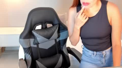 B O N N I E  online show from September 25, 2:02 pm