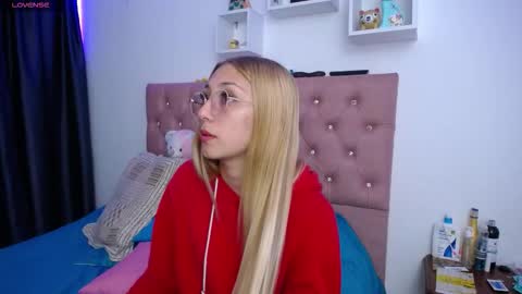 Soffy Brooks Independent model online show from October 21, 5:23 am