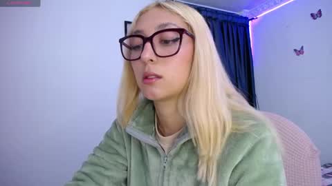 Soffy Brooks Independent model online show from April 16, 4:45 am