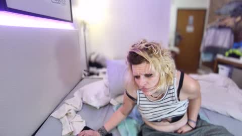 Snapshot of boobookittyfuxx chatting on October 31, 1:50 am boobookittyfuxx online show from October 31, 1:50 am