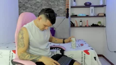 booyhott_ online show from January 11, 7:20 pm