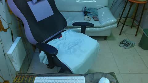 boy_tatto777 online show from May 6, 1:17 pm