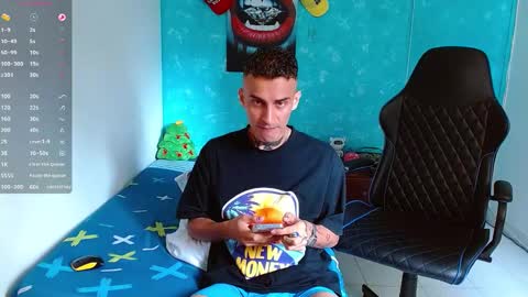 Snapshot of bray_hotboy chatting on December 22, 4:38 pm Bray Hotboy online show from December 22, 4:38 pm